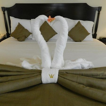 Hotel Victoria Merida Exterior photo A bed with a towel swan
