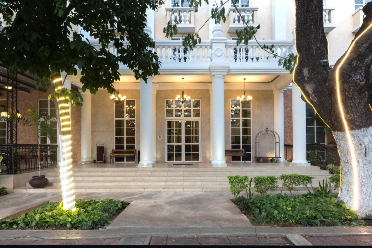 Hotel Victoria Merida Exterior photo The entrance of the hotel