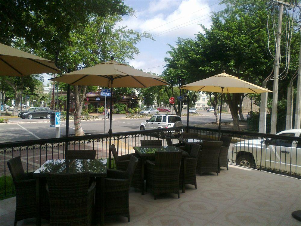 Hotel Victoria Merida Exterior photo A patio at a restaurant