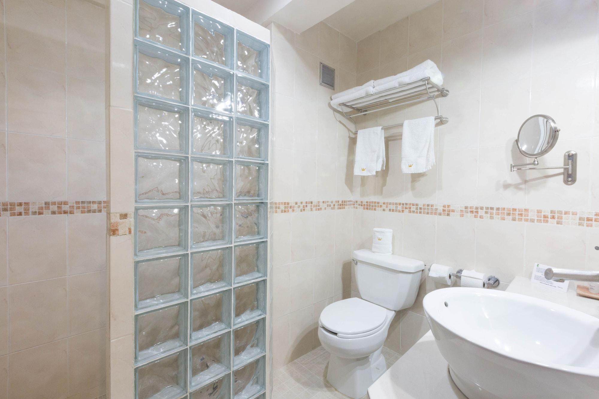 Hotel Victoria Merida Exterior photo A modern bathroom