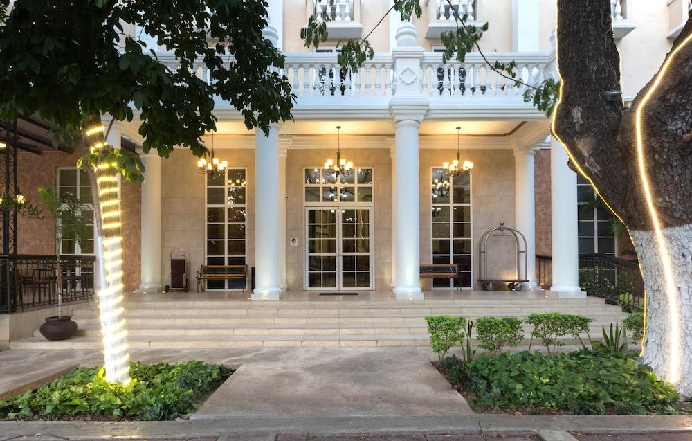 Hotel Victoria Merida Exterior photo The main entrance of the hotel