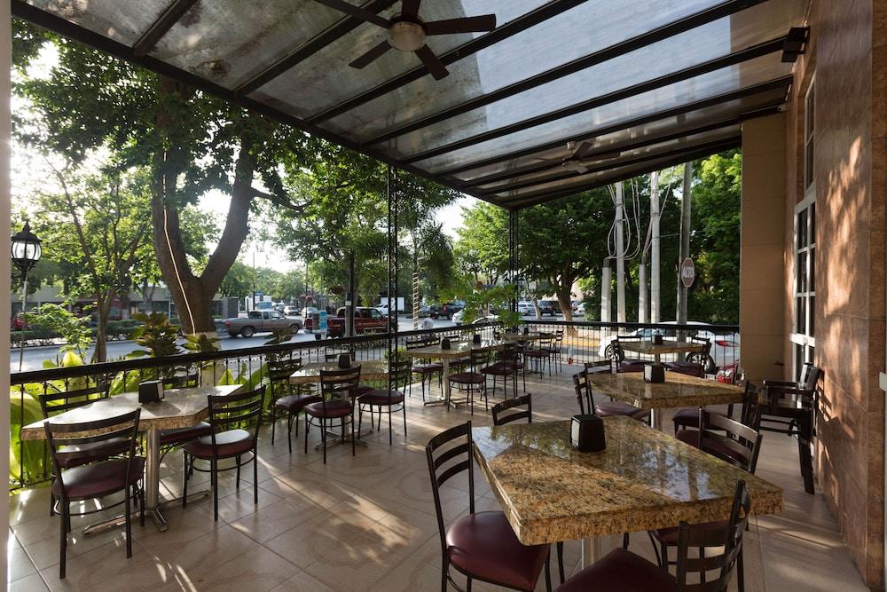 Hotel Victoria Merida Exterior photo The patio at the restaurant