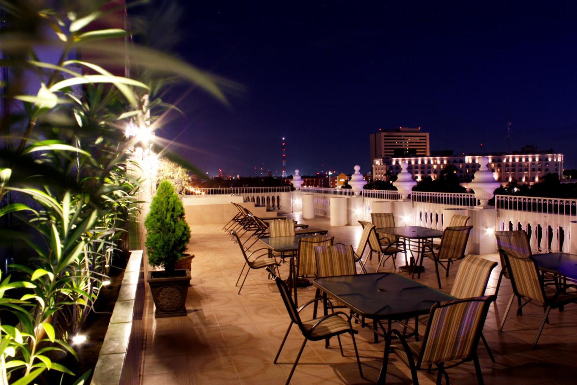 Hotel Victoria Merida Exterior photo Rooftop bar at the Hotel