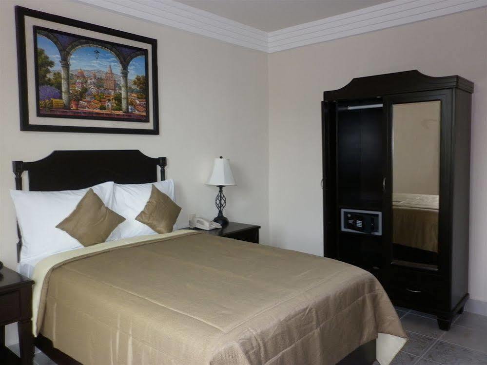 Hotel Victoria Merida Exterior photo A bedroom in a hotel