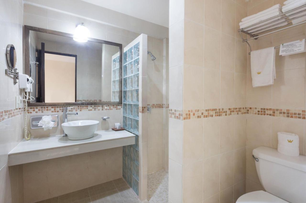 Hotel Victoria Merida Exterior photo Bathroom